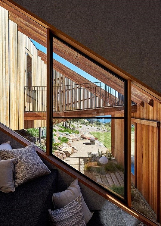 Connecta les sales entre si i amb l'exterior / BKK Architects 