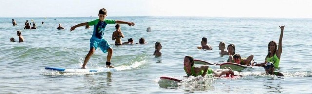 Young surfers learning on the Playa de la Mata / torreviejasurf.com