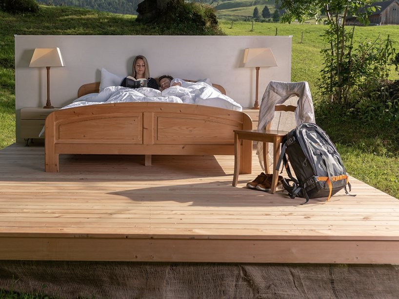 Una pareja descansando en una de las habitaciones
