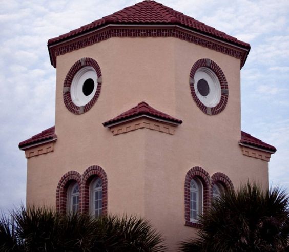 No podía faltar la vivienda con forma de pollito