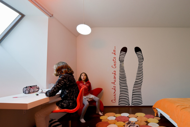 Tiene elementos decorativos llamativos