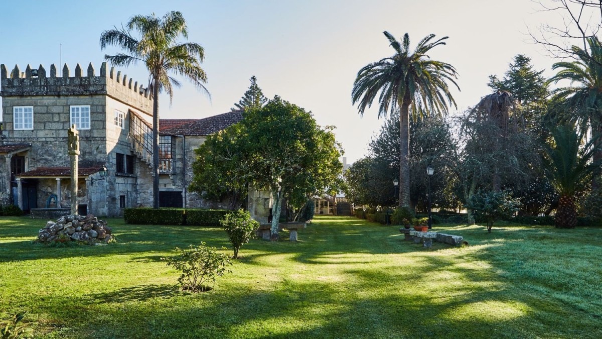 En venta un espectacular pazo amurallado del siglo XVI con capilla y hórreo en Pontevedra