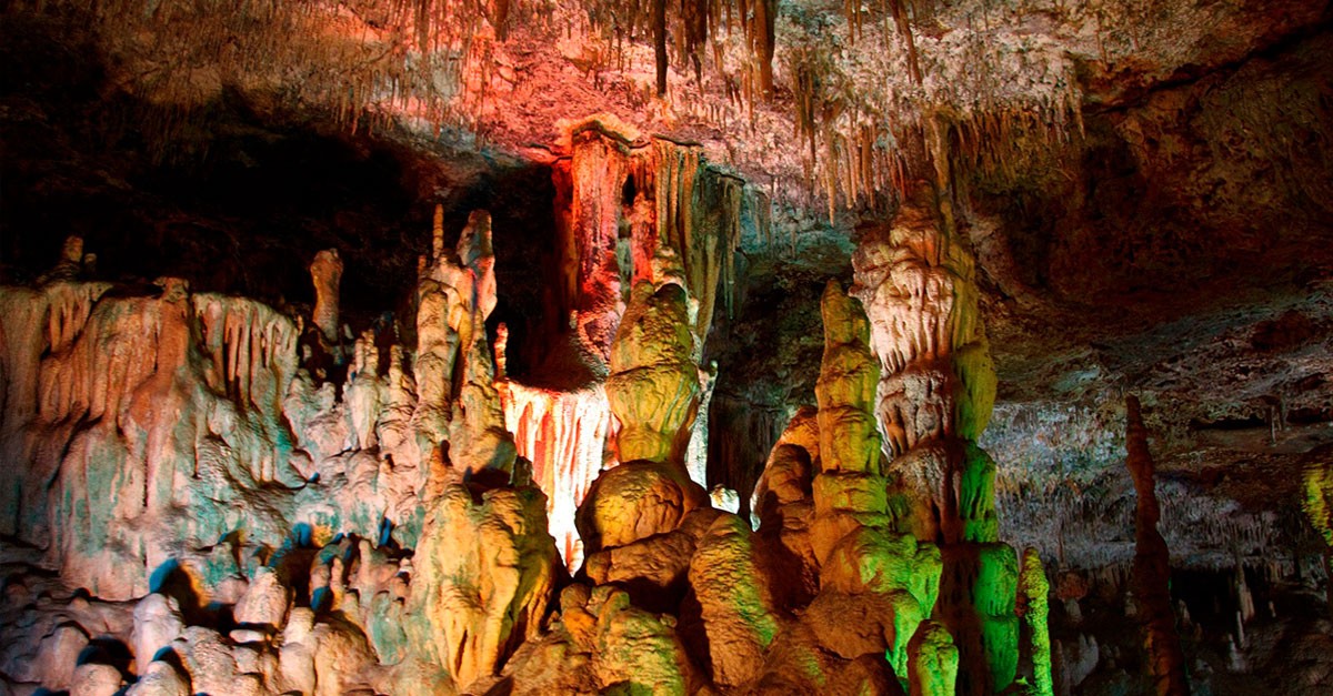 Grutas impressionantes em Espanha Grutas impressionantes em Espanha / Wikimedia commons