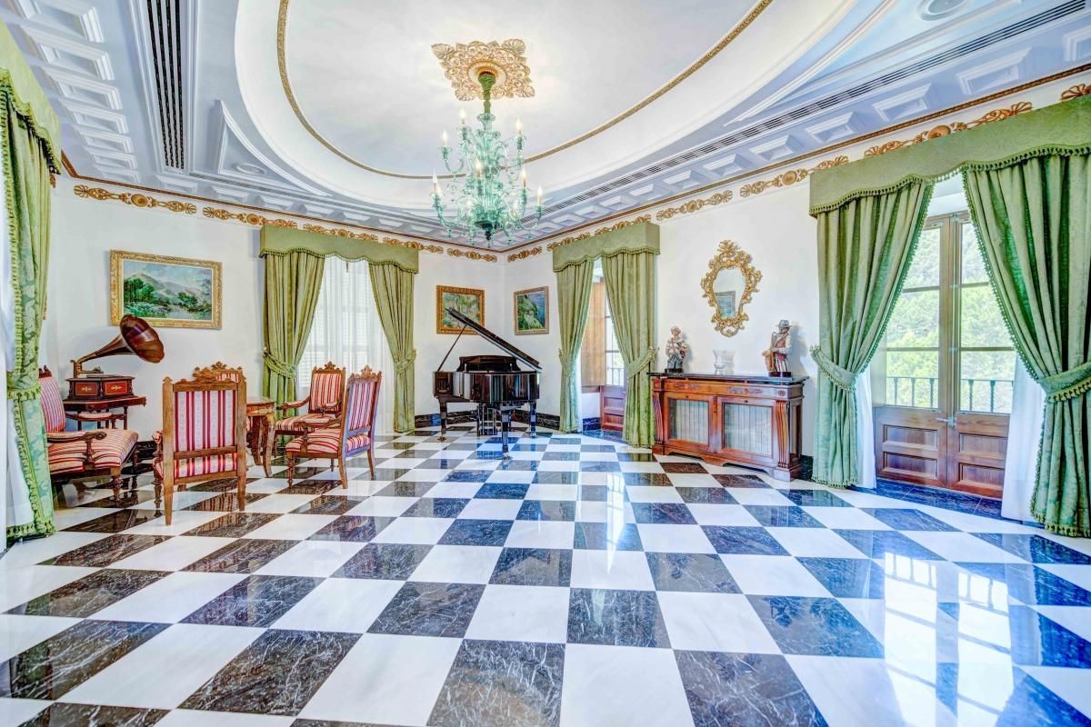 Uno dei grandi saloni della villa