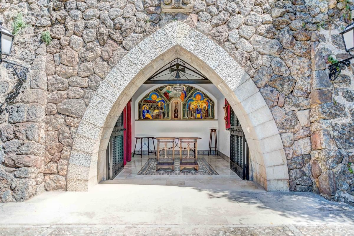 Questa antica casa rustica ha persino una cappella