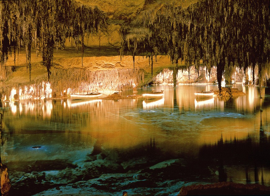 Lago Martel, all'interno di una grotta