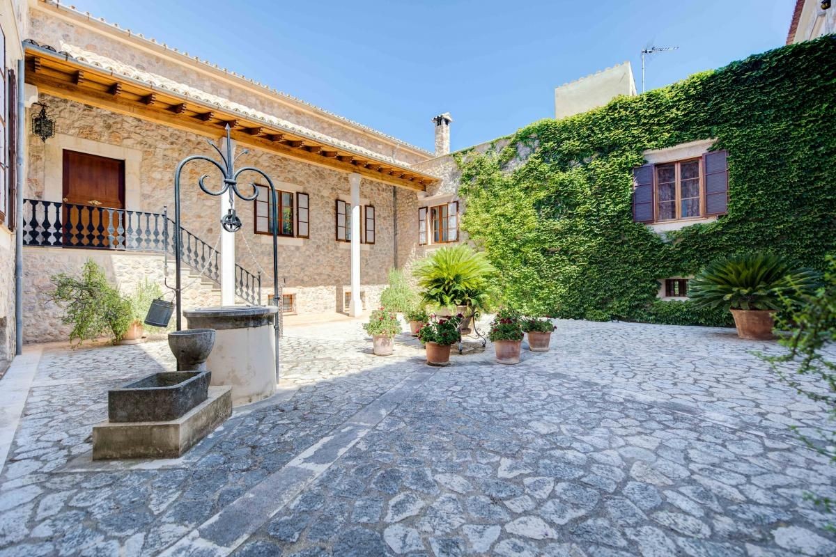 Il patio interno che consente l'accesso a molte stanze