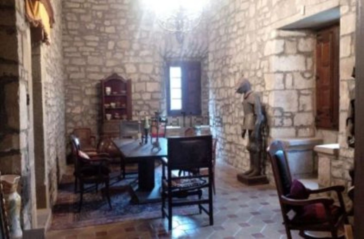 Se vende un castillo amurallado del siglo X en Barcelona por 2,5 millones