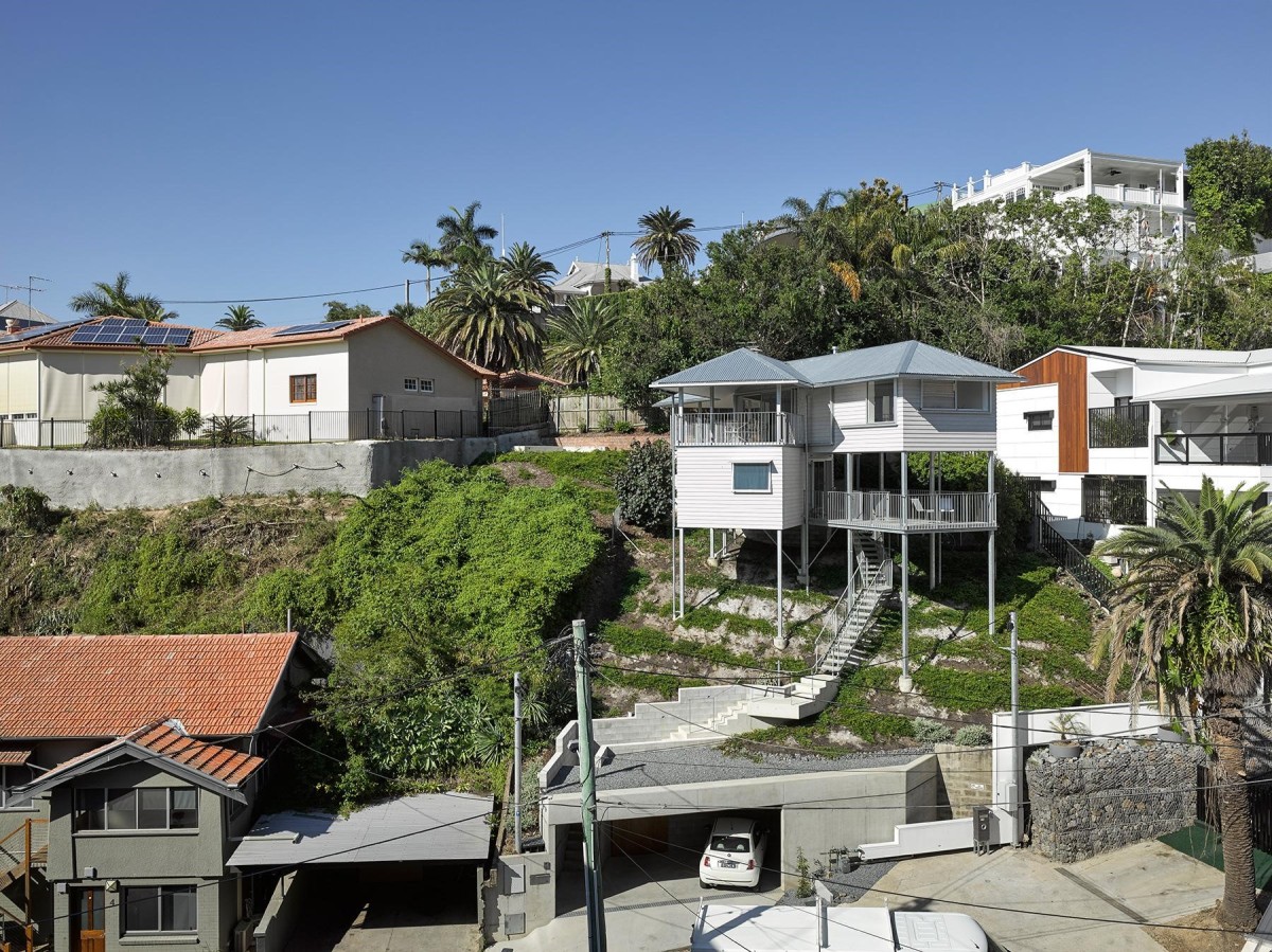 Se eleva varios metros sorbe el suelo