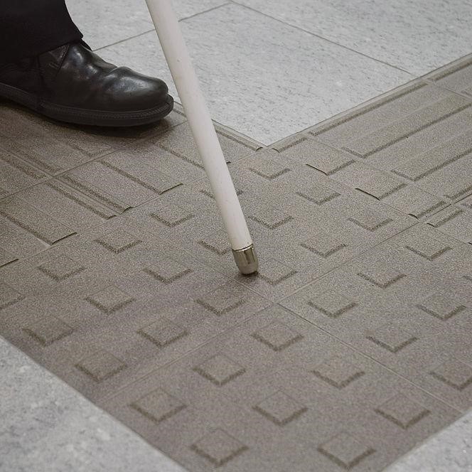 Baldosas con texturas y colores brillantes: cómo diseñar una casa para personas ciegas