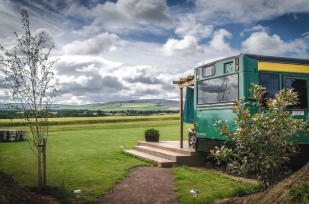 L'hotel està envoltat de natura / The Bus Stop