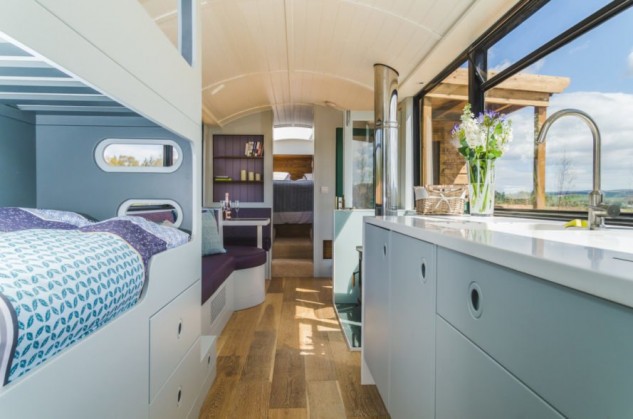 L'interior del bus / The Bus Stop