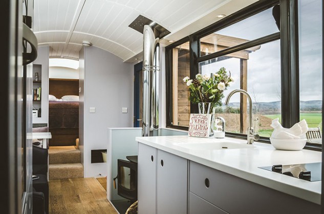 El bus compta amb totes les comoditats / The Bus Stop