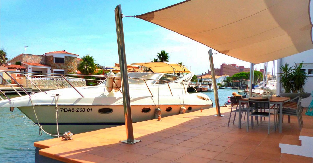 In this part of the Costa Brava, houses with their own piers are quite common