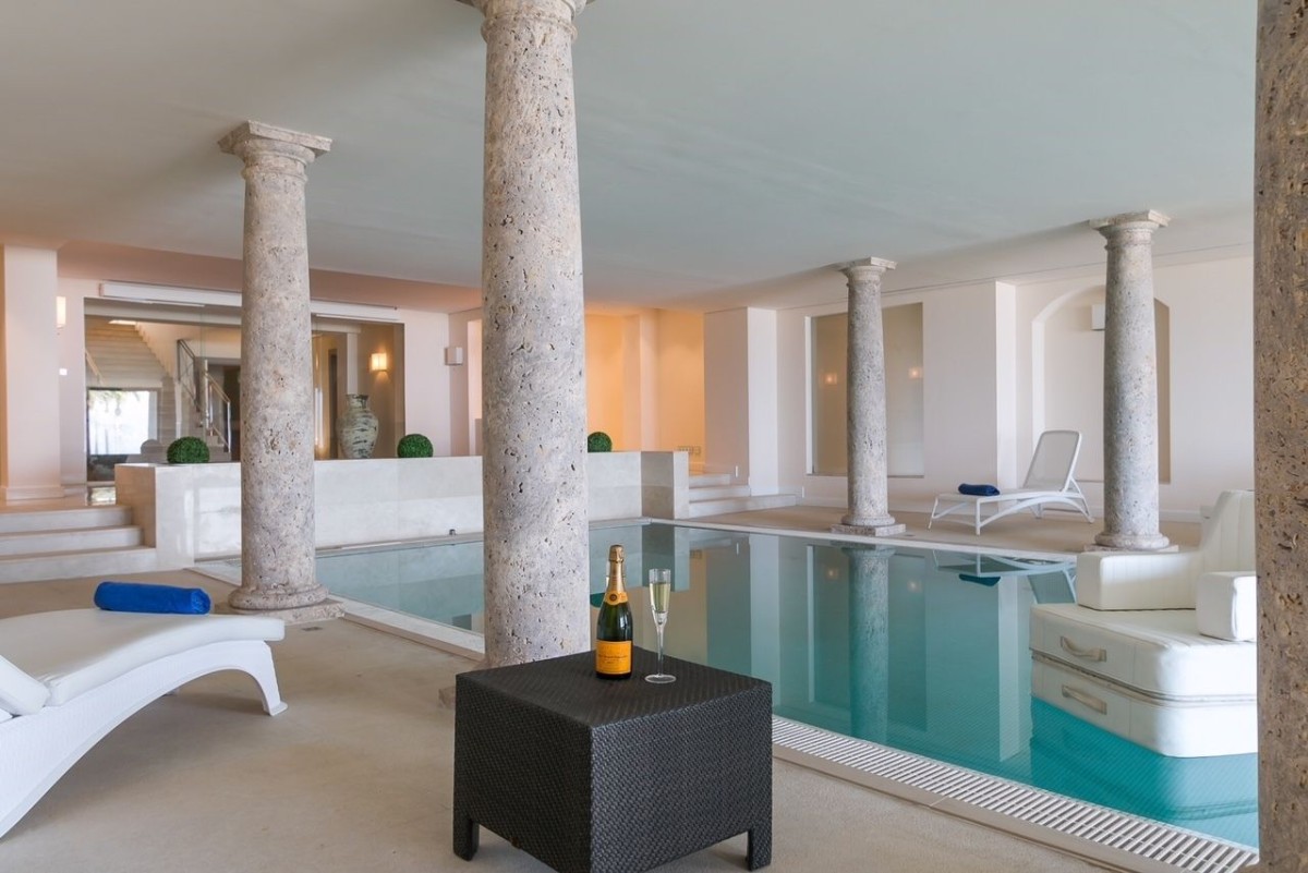 Der Innenpool der Villa eignet sich perfekt zum Entspannen