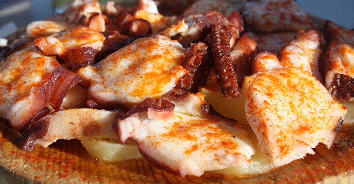 Pulpo-octopus bestrooid met paprika / Wikipedia