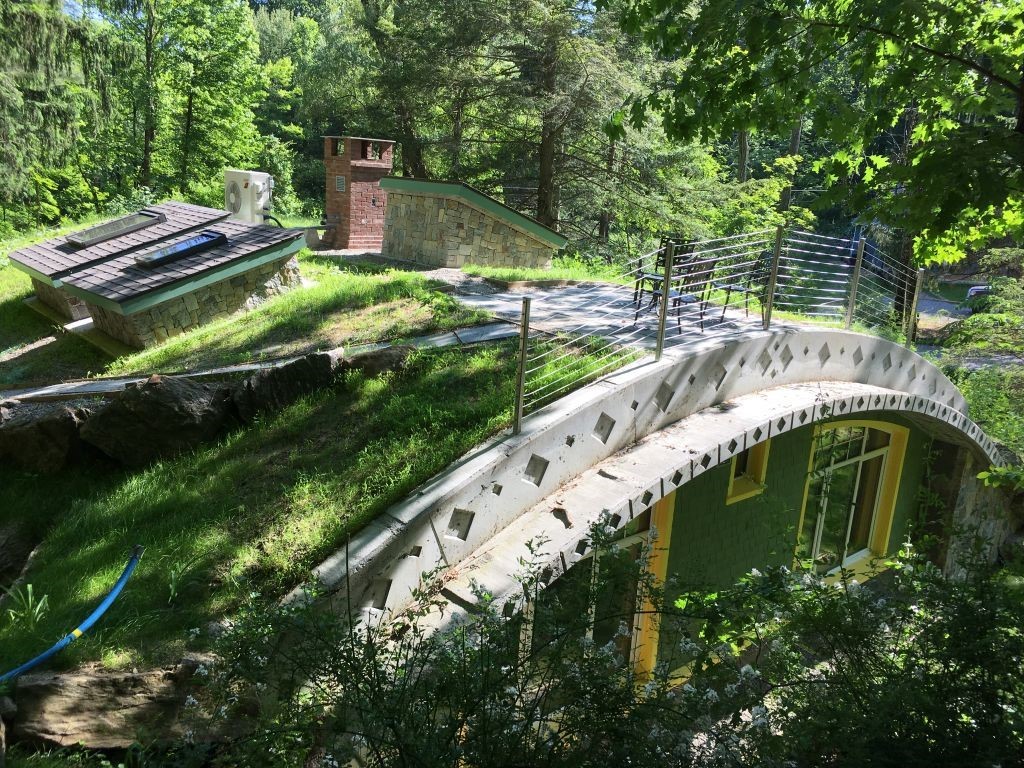 La fachada se funde con el paisaje
