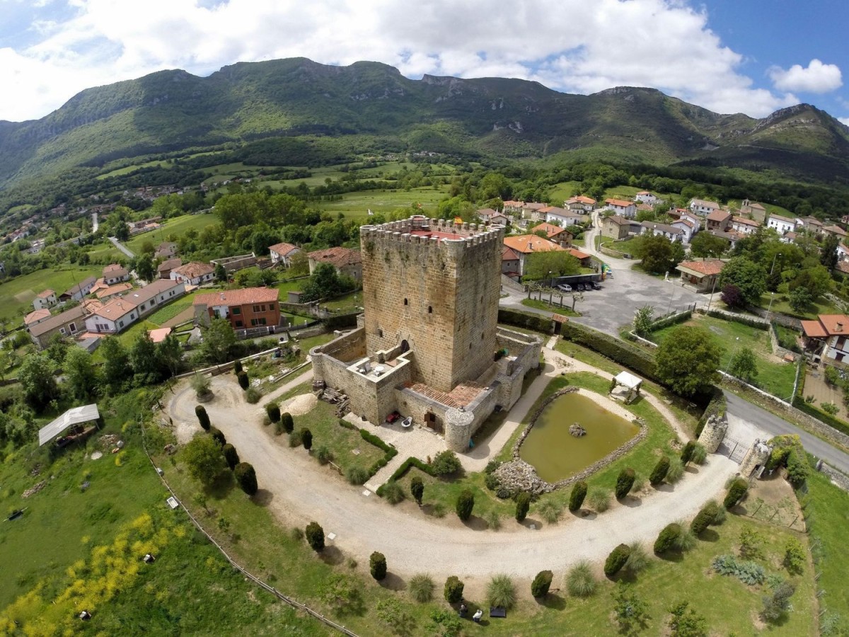 Adéntrate en los dominios de este castillo del siglo XIV en venta por 2,75 millones