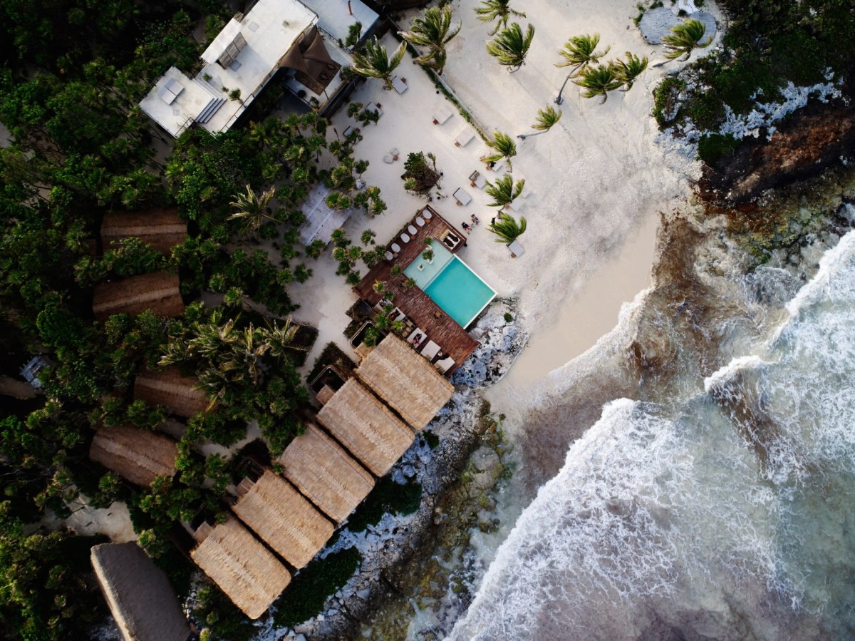 Las habitaciones de este hotel están en plena selva y su piscina, en el mar Caribe