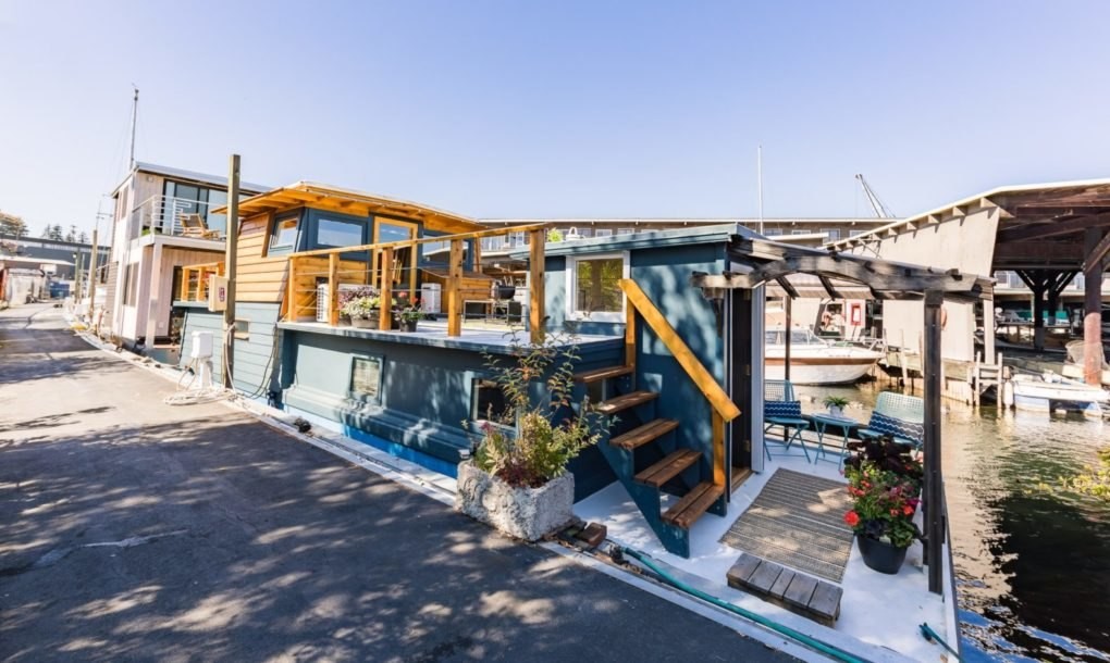 Por 327.000 euros puedes comprar esta acogedora casa-barco