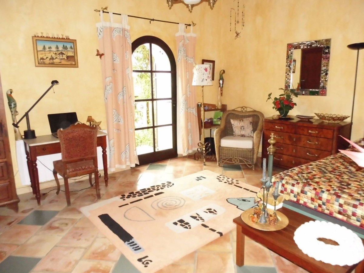 L'une des chambres avec coin bureau