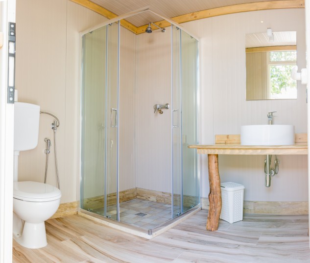 Els banys compartits i bruts dels càmpings queden enrere / Andrea Coppola