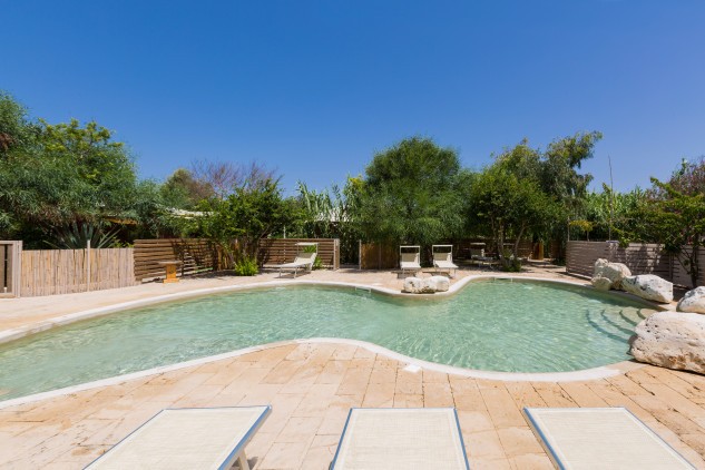 Zona de relax a la piscina / Andrea Coppola