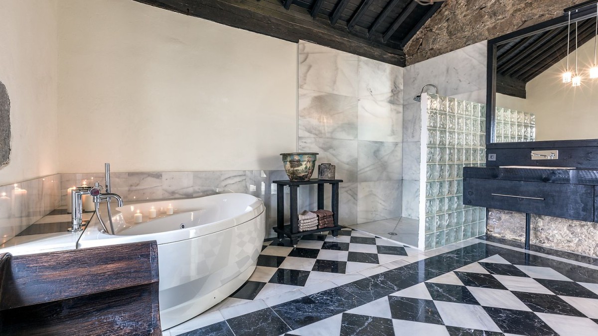 There is a bathtub in the main house There is a bathtub in the main house