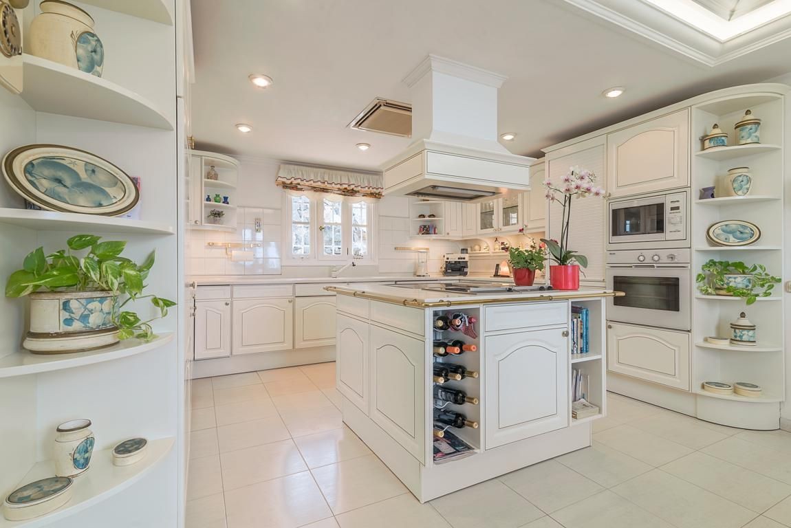 Big kitchen
