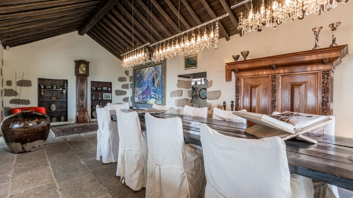 The dining room can fit up to 16 people The dining room can fit up to 16 people
