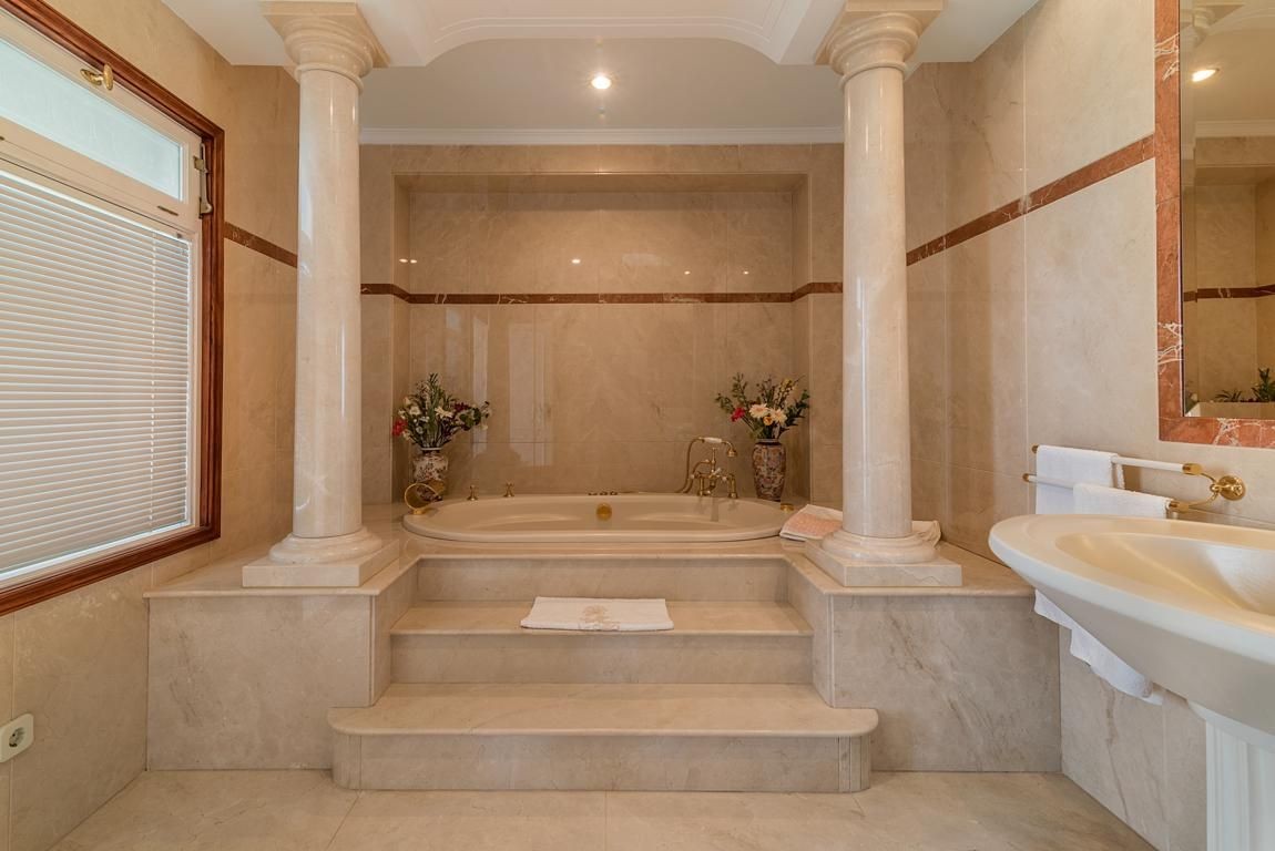 Majestic bathtub