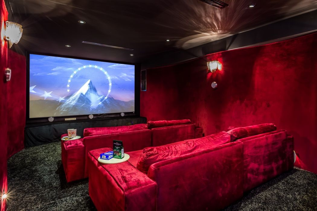 Vistas, piscina, spa y cine: disfruta como un niño en esta mansión de superlujo