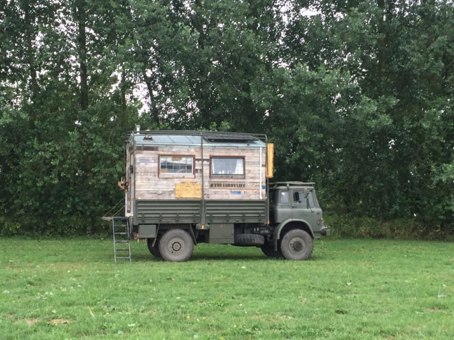 Una pareja transforma un antiguo camión militar en una minicasa sobre ruedas