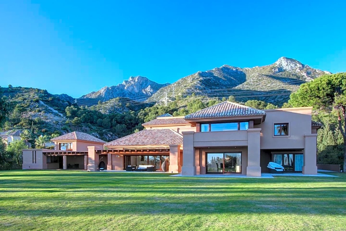 Diese Luxusvilla liegt an der Costa de Sol, 40 Minuten vom Flughafen von Marbella entfernt Diese Luxusvilla liegt an der Costa de Sol, 40 Minuten vom Flughafen von Marbella entfernt