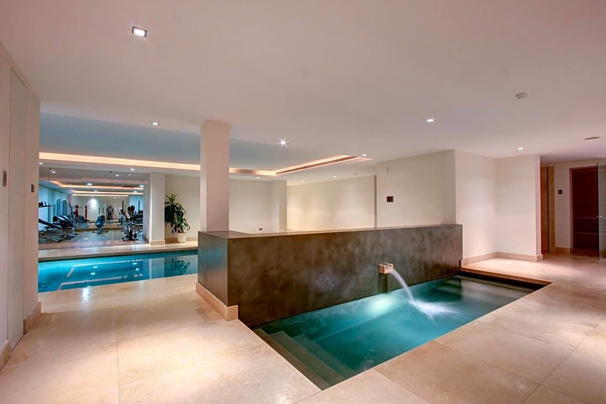 Privates Fitnessstudio und Hallenbad