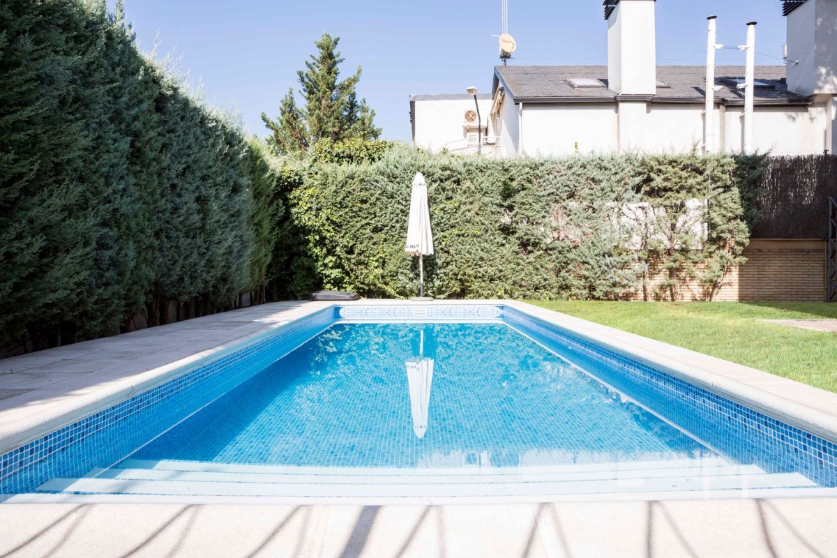 A piscina que te ajudará a sobreviver ao verão de Madrid