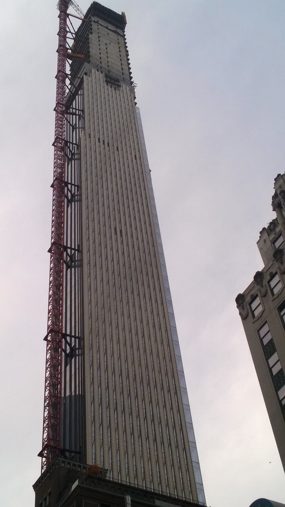 Tiene 438 metros de altura