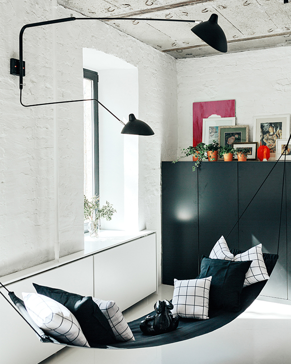 Un piso minimalista en un edificio con más de un siglo