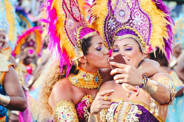 Spansk karneval er en af de bedste fiestas i Spanien 'Carnival': en tid til at løsne op, klæde sig ud og have det sjovt / unplash