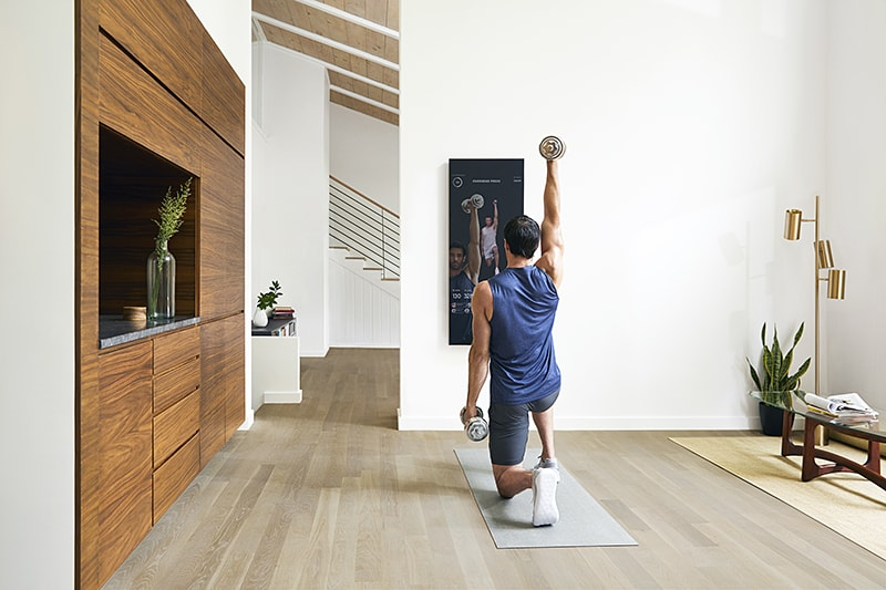 Este espejito mágico quiere ser tu entrenador personal y convertir tu casa en un gimnasio