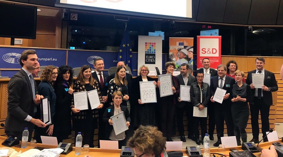 Colau pide a Bruselas que la vivienda sea una prioridad para las instituciones comunitarias