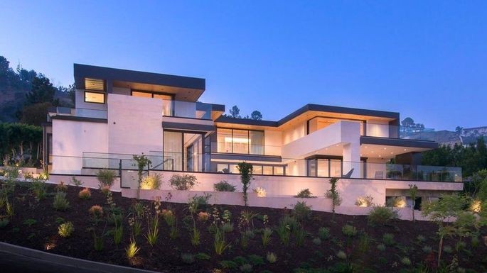 Se vende una mansión con un increíble estanque con tiburones, pero no es como te imaginas