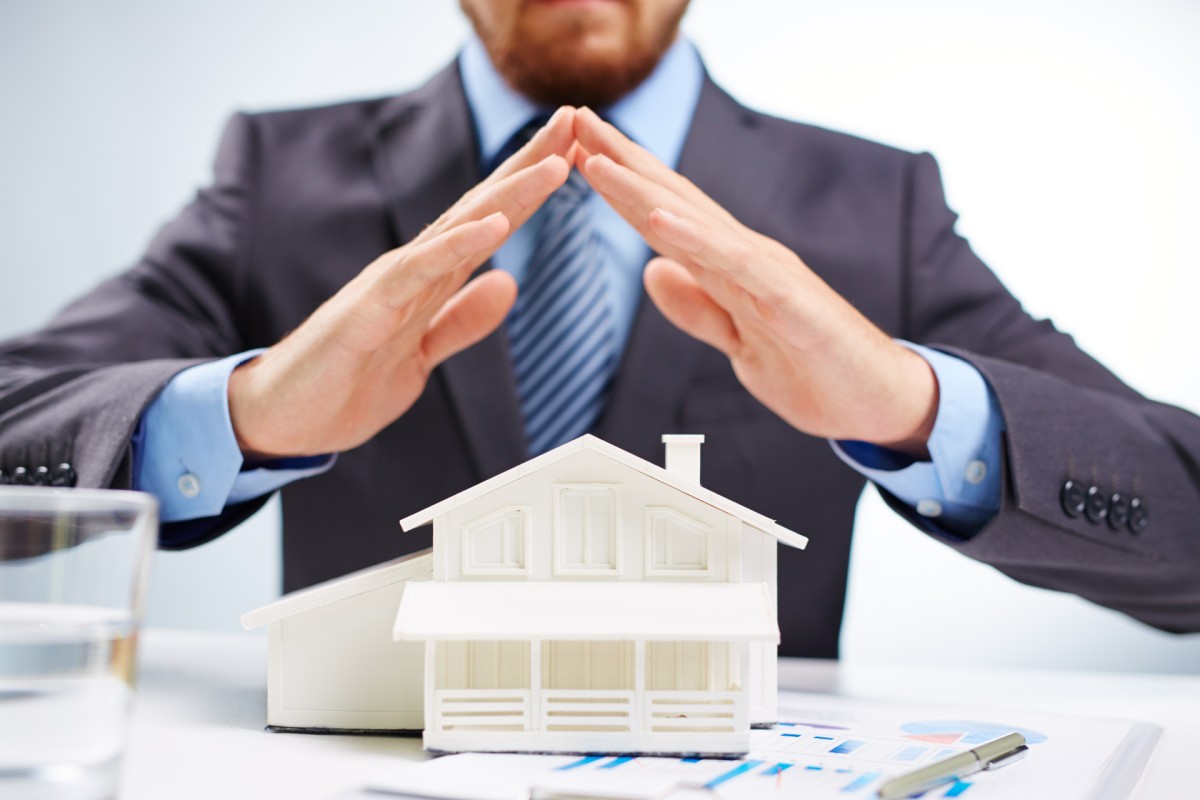 Hombre, 50 años y con estudios superiores: el perfil del vendedor de vivienda en España