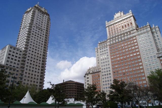 La cadena hotelera RIU sella la venta de la zona comercial del Edificio España a Corpfin 