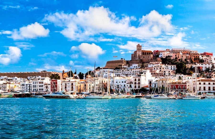 Costa Brava, Ibiza y Costa del Sol ‘cazan’ al comprador internacional, que crece un 51% en 2018