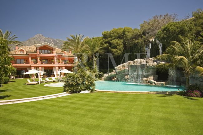 Está formada por cuatro edificios