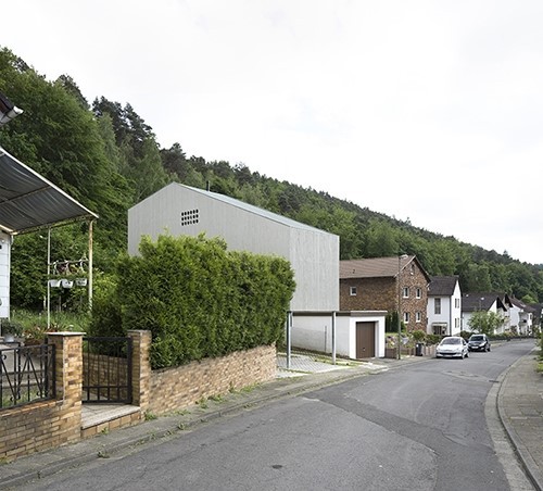 Está situada junto a un bosque