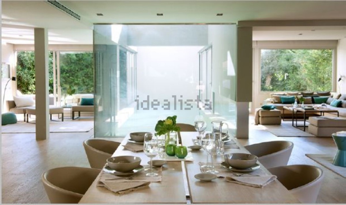 Una espectacular mansión con piscina y cascada en su interior... y está en Barcelona