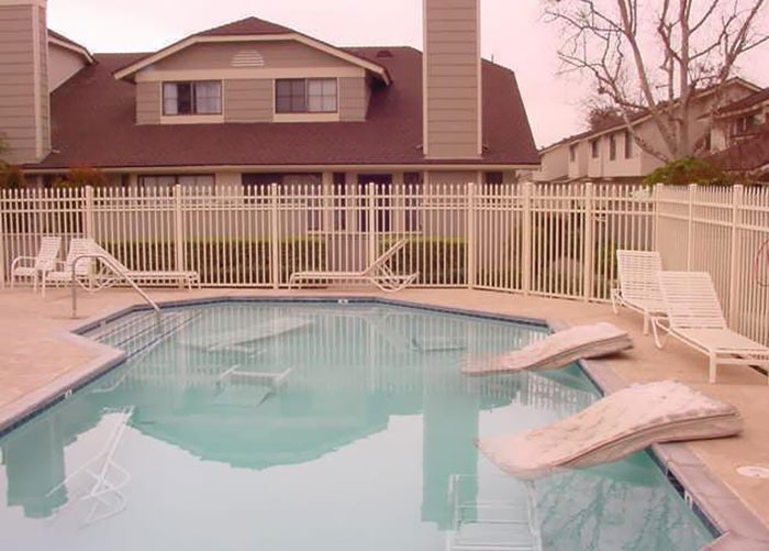 dos_colchones_bebiendo_agua