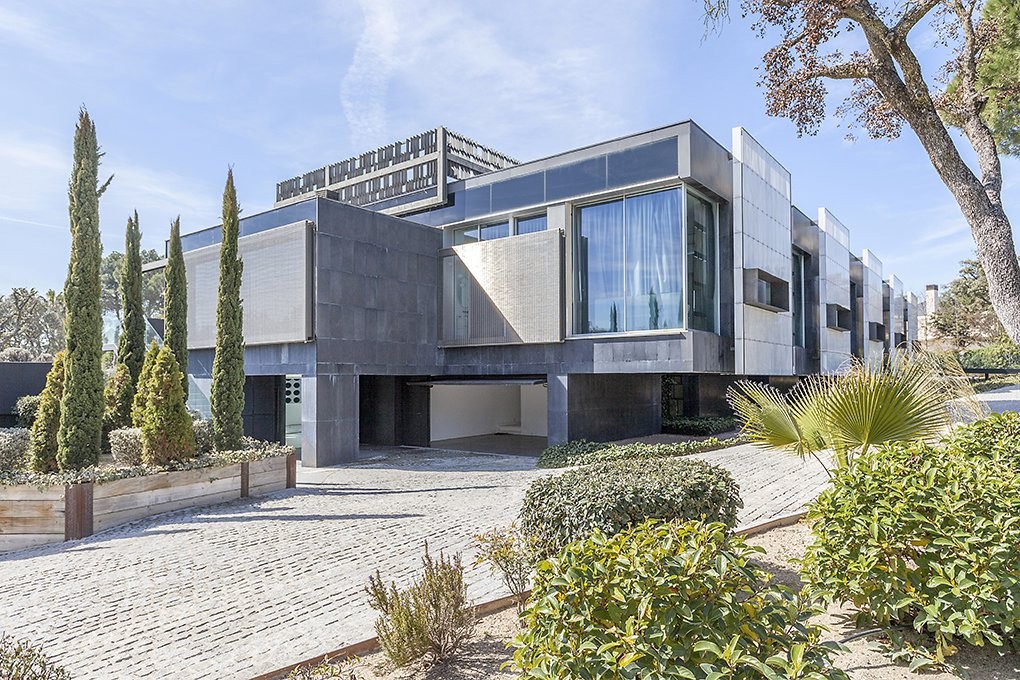 La facciata è realizzata con la lava dell'Etna